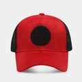 Détail de la casquette trucker en daim rouge avec logo embossé et filet noir au dos - Réglable / Rouge Uni