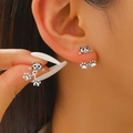 Pendientes creativos de gato en aleación de plata usados por una modelo en primer plano - Estilo de gato colgante trasero (5981) / Plata antigua