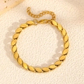 Bracelet à maillons ovales plats en acier titane plaqué or 18 carats sur fond pierre - Doré