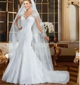 Dettaglio dell'abito da sposa con scollo a V, maniche in pizzo e lungo velo da sposa - US 2 / Bianco