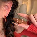 14K vergoldete rote Creolen mit Kristallbesatz und minimalistischem Silbernadel-Design - Burgunderrot