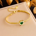 Detailansicht der goldenen Edelstahlkette mit grünem Herzstein und Kristallbesatz - Herz Schlangenkette Armband (B1252)