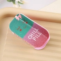 Detail van glitter chill pill opbergdoos met schattige smiley en roze onderkant - Roze en Groen