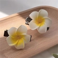 Set de dos horquillas de flores de frangipani blancas y amarillas en bandeja - Plumeria Pequeña (4.5cm)