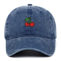 Casquette de baseball en denim délavé bleu marine avec broderie cerise et visière courbée - Bleu Marine