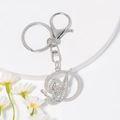 Detailopname van de zilveren letter D sleutelhanger met kristallen en metalen sluiting - Stijl D / Zilver