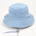 Détail chapeau bob en jean bleu clair avec cordon de serrage réglable et boucle en métal - M (56-58cm) / Bleu clair