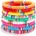 Vista macro de pulseras apiladas de cuentas de arcilla polimérica con discos dorados - Color No. 1
