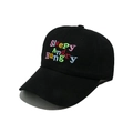Primer plano detallado del bordado colorido 'Sleepy And Hungry' en la gorra de algodón - M (56-58cm) / Negro