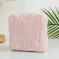 Nahaufnahme der rosa Tweed-Kosmetiktasche mit bunten Streifen und weißem Reißverschluss - 12.5*5*12.5cm / Rosa
