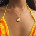 Collier en acier inoxydable doré 18 carats avec pendentif coquillage sur mannequin - Collier Avec Pendentif Conque 38+5 Cm