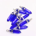 Meerdere zeshoekige donkerblauwe kristallen hangers met zilveren oogjes op wit - Blauw Kristal