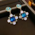 Detailopname van vintage oorbellen met blauw reliëf portret in een zwart doosje - 5# Zilveren pin - Goud Blauw Reliëf Portret