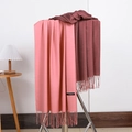 Sciarpe di cashmere rosa e bordeaux con frange su un supporto espositivo minimalista - N. 6 Rosso Anguria