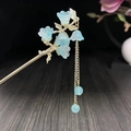 Klassische chinesische Haarnadel in Gold mit hellblauer Blume und hängenden Quasten - Wasserblaue Blume Quaste Stil (5069) / Blau
