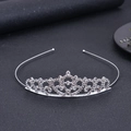 Detailansicht des silbernen Kronen-Hairreifs mit Kristall-Strass auf schwarzem Grund - Krone Stil C / Silber