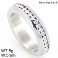 Eternity-Ring aus silbernem Edelstahl mit 5mm Breite und glänzenden Zirkonia-Steinen - US 7 / Silber (KR44397-K)
