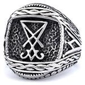 Detailansicht der Retro-Lucifer-Siegel-Ring mit schwarzem Antik-Finish und Webkanten - US-Größe 7 / Sigillum Luciferi (16101) / Silberschwarz