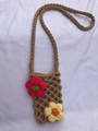 Handgefertigte gehäkelte Mini-Tasche mit 3D-Blumenakzenten in Khaki-Netzoptik - Braun