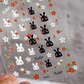 Stickers à ongles modèle KX064 avec lapins noir et blanc et petites fleurs à cinq pétales - Motif Lapin Dessin Animé Fleur (KX064)