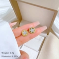 Gros plan détaillé des boucles d'oreilles étoiles dorées de 1,2 cm avec zircons - Acier titane / Boucles d'Oreilles Médaille Étoile Doré (T215)
