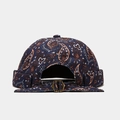Detail der marineblauen Paisley-Docker-Mütze mit verstellbarer Bronzeschnalle - M (56-58cm) / Blau