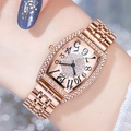 Reloj tonneau de oro rosa con pedrería brillante y números arábigos negros en la muñeca - Caja Oro Rosa Esfera Amarilla