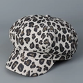 Dettaglio del berretto newsboy leopardato con classico design beige a otto spicchi - M (56-58cm) / Bianco Sporco