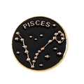 Badge pin zodiaque Poissons en émail noir et doré avec des motifs d'étoiles célestes - Poissons (XZ6184)