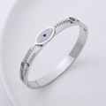Brazalete ojo turco pulido con bordes calados de engranaje y cristallen brillantes - Color Acero