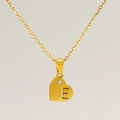 Collana con ciondolo a cuore dorato, lettera E incisa e un piccolo diamante brillante - Lettera E
