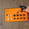Set mit 6 Paar Halloween Ohrringen mit Geist Kürbis und Spinne auf oranger Karte - Hexenhut Und Katze Kollektion (E1430-1)