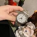 Primo piano dell'orologio Dimini quadrato in metallo argento con quadrante bianco - Cassa Argento Quadrante Bianco