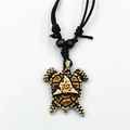 Ciondolo a tartaruga intagliata in stile vintage beige con cordino nero intrecciato - Q/Tartaruga Beige Marrone