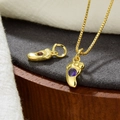 Nahaufnahme goldener Fußabdruck-Anhänger mit violetten Zirkonia für DIY-Schmuck - Lila