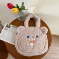 Primer plano del bolso de lana de cordero con diseño de osito y bordado decorativo - Color Té con Leche