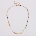 Dettaglio di pietre naturali colorate e chiusura a S dorata su collana vintage francese - Collana