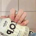Detail van roze gradiënt kunstnagels met 3D-vlinders en glinsterende strass-steentjes erop - Fototherapie Lijm Stijl / 24 Stuks/Set / Roze Verloop met Vlinder Strass (BY1468)