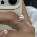 Elegante anello in argento sterling con zircone quadrato e perla tonda su fascia argento - Anello in Argento con Perla Bianca