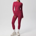 Détail d'un ensemble de yoga rouge foncé avec veste à col montant et passe-pouces - Carmin