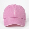 Berretto da baseball in tela rosa lavata con ricamo croce faith su sfondo bianco - Rosa
