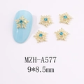 Gros plan de bijoux d'ongles flocons dorés 9x8,5 mm avec strass bleu clair - Style Flocon de Neige (A577)