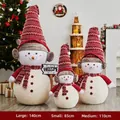 Ensemble de trois bonhommes de neige en peluche avec bonnets et écharpes rouges tricotés - 85/110/140cm / Famille de Bonhommes de Neige Avec Cache-oreilles Rouges Grande Taille