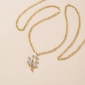 Elegante collana dorata con pendente a foglia e sei zirconi bianchi su catena - Collana Foglia Zirconia (SE1126)