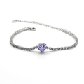 Détail d'une pierre violette en forme de cœur sur un bracelet de type tennis argenté - Violet