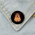 Süße Capybara-Emaille-Anstecknadel mit Herzbrille auf blauem Denim-Stoff, Makro - Herz-Sonnenbrille Wasserschwein