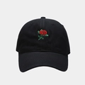 Gorra de béisbol negra clásica con bordado de rosa roja sobre un fondo gris limpio - Ajustable / Negro