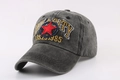 Vista lateral de gorra gris lavado con bordado de estrella roja y el texto AULARITY - Negro