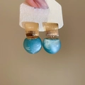 Detail van hemelblauwe hars hangende oorbellen met gouden vierkante metalen accenten - Vierkante Knopstijl (4# Goud-Blauw) / Blauw