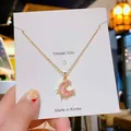 Collier en acier titane doré avec pendentif croissant de lune rose orné de strass - Lune Rose Colorée